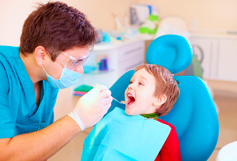 Niño en consulta odontológica